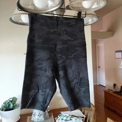 Pantalones Cortos de Motociclista Lululemon Para Mujer Talla 6 Align Negros Camuflados HR Usados en Excelente Condición Sin Pilling Foto 1 de 4