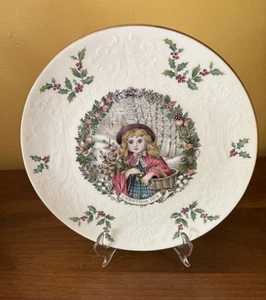 Royal Doulton 1977 Christmas Plate Victorian Girl Bone China Vintage - Picture 1 of 5