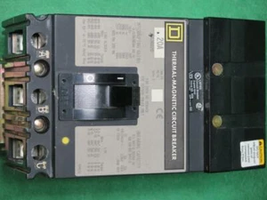 INTERRUTTORE QUADRATO D FA36020 20 AMP 3 POLI 240/480/600VAC 250VDC CUSTODIA STAMPATA - Foto 1 di 1