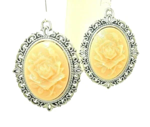 New Antique-look Coral-colored Rose CAMEO Silver-tone Dangle Earrings 2-1/3"Long - Bild 1 von 3
