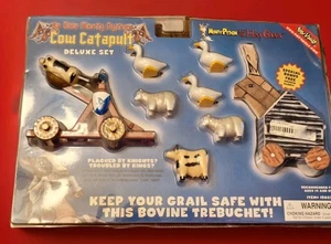 Monty Python Heiliger Gral Spielzeug Kuh Katapult Spiel Humor Neu im Karton - Bild 1 von 14