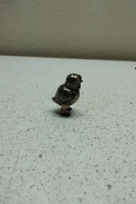 Vintage Silver 1938 Chick's Salt or Pepper Shaker Foto 1 de 4