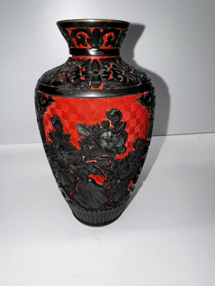 "Florero chino vintage de cinabrio cloisonné con motivo floral tallado a mano de 7""" Foto 1 de 4