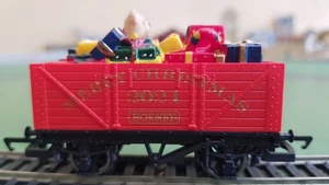 Hornby R60015 7-plank wagon Christmas 2021 with present load, red, boxed - Picture 1 of 10