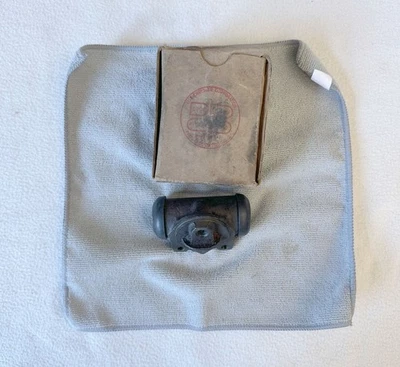 Nuevo de Lote Antiguo MoPar 1940-42 Chrysler Desoto Dodge Plymouth Rueda Trasera Izquierda Cilindro 6 Cil Foto 1 de 4