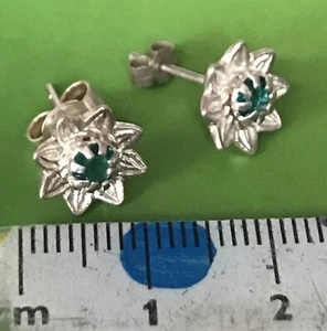 bernard instone silver floral green stone studs 2 grams - Picture 1 of 2