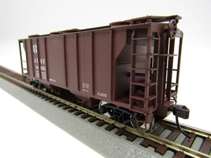 Atlas HO Trainman® PS-2 Covered Hopper - ATSF 82251 - Picture 1 of 2