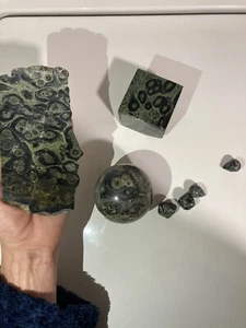KAMBABA JASPIS ✨ WÜRFEL, KUGEL, PLATTE, TROMMELN & TRÄNENFORMEN. KONVOLUT 7 TEILE - Bild 1 von 10