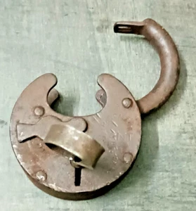 PLANCHA INDIA VINTAGE CON CERRADURA DE ALMOHADILLA DE PÁTINA CON LLAVE, FUNCIONAL - Imagen 1 de 4