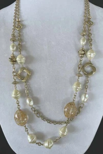 Collar grueso barroco perla ámbar lucita de doble hebra tono dorado CHICO'S - Imagen 1 de 3