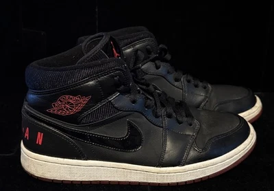 Air Jordan 1 Retro Mid Bred - Talla US 8.5 - Negro Sobre Negro, Blanco y Rojo Acentos Foto 1 de 4