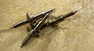 1X Universal Geneve 296 spare parts vintage watch eje volante balance staff 723 - Imagen 1 de 1