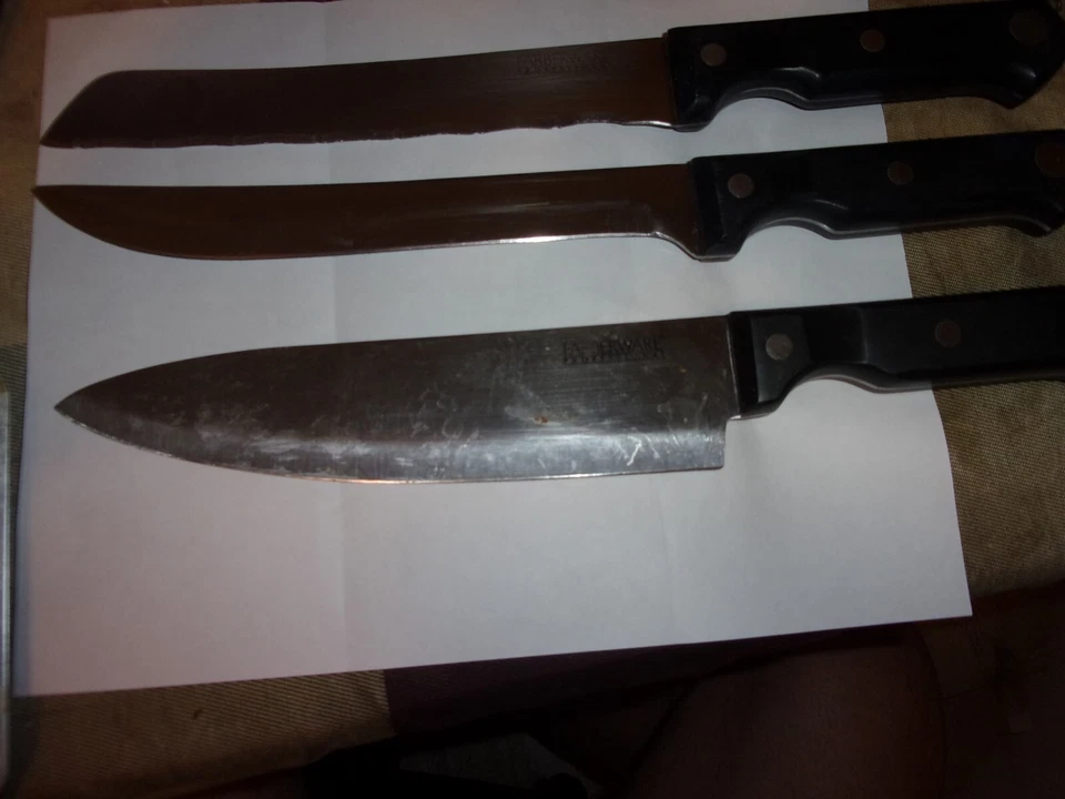 TRES CUCHILLOS PROFESIONALES FARBERWARE CUCHILLO DE CHEF, CUCHILLO PARA REBANAR Y CUCHILLO PARA PAN Foto 1 de 4