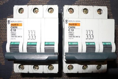 DISJONCTEUR TRIPHASE 10A  COURBE C, MERLIN GERIN 10 AMPERES, Pouv. Coupure 10KA. - Photo 1/3