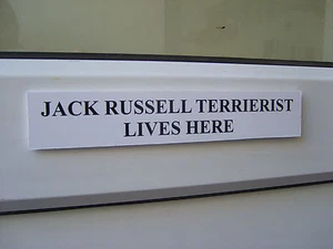 Jack Russell TERRIERIST lebt hier. Tür/Tor lustiger Hundesignal Terrier - Bild 1 von 1