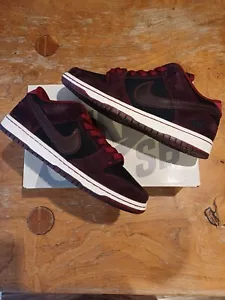 Nike SB Dunk Low Pro x Riot Skateshop Mogano Squadra Rosso UK 7.5 - Nuove ✅ - Foto 1 di 5