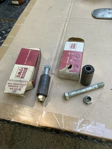 Kit de grilletes delanteros de resorte trasero Ford 1956 DOS NOS B6A-5630-B GOMA AGRIETADA - Imagen 1 de 6