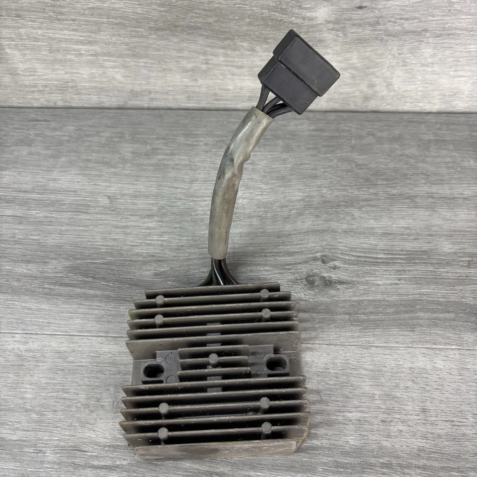 Rectificador regulador de voltaje OEM Suzuki GSXR600 1997-2000 Foto 1 de 4