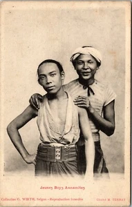 HOMBRES JÓVENES CARIÑOSOS: ANAMITAS: FOTÓGRAFA (M. TERRAY): RPPC - Imagen 1 de 3