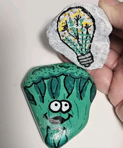 Blumen in Glühbirne & Brokkoli handbemalt Fluss Rock Briefbeschwerer - Bild 1 von 13