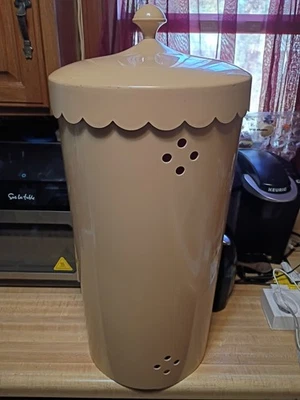 Vintage 1960s Mid Century LAUNDRY HAMPER Waste Basket Flower Scalloped Lid  - Image 1 of 4