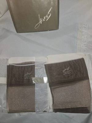 Medias de nailon Hanes de colección Town Taupe 9 1/2 sin costuras medianas transparentes reforzadas  Foto 1 de 4