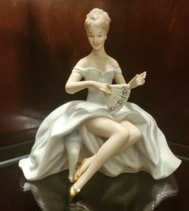 VTG WALLENDORF PORCELAIN FIGURINE # 1590/1 SEATED LADY HOLDING A FAN- 7.5" TALL - Picture 1 of 7