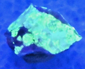 VERYRARE FLUOSW GITTENSITE IN EUDIALYTE! 1 X 1 X.5 CM,KIPPAWA,QUEBEC,CANADA#SW16 - Picture 1 of 2