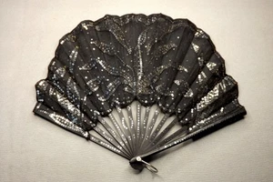 Antique Hand Fan Rare Forme Ballon Sequinned Black Silk by Greenleaf & Crosby - Foto 1 di 12