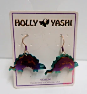 Nuevo de Lote Antiguo Pendientes Colgantes de Dinosaurio Holly Yashi Magenta/Verde azulado/Oro Llenos de Oreja Alambres - Imagen 1 de 5