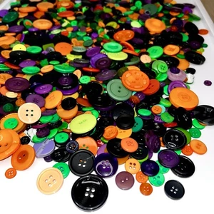 Halloween Themed Buttons 200pc Colored Plastic Sewing Button Assorted Mix - Picture 1 of 3