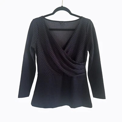 Top Ann Taylor a Rayas Imitación Envoltura Peplum Talla S Azul Marino Cuello en V Elegante Años 90 Y2K Corpcore Foto 1 de 4