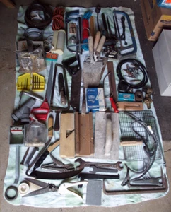 Handwerks-Kiste: Konvolut Werkzeug, Zubehör und Kleinteile - Bild 1 von 5