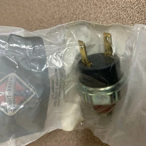 ONE GENUINE INTERNATIONAL LOW PRESSURE SWITCH 598860C1 - Brake Light Switch - Picture 1 of 3