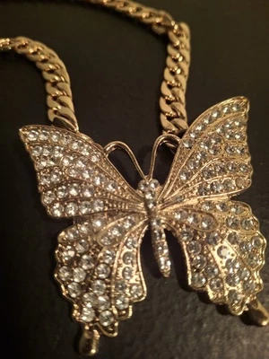 Collar de cadena en tono dorado con una mariposa grande adornada con cristales Foto 1 de 4