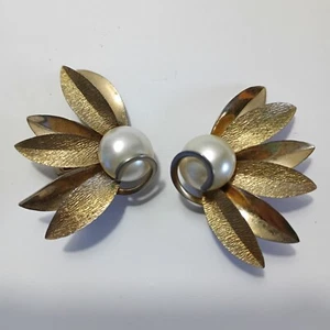 Orecchini Clip On Finta Perla Floreale Metallo Tono Oro Moda Vintage - Foto 1 di 5