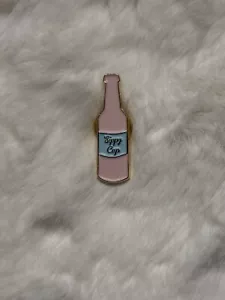 ¡Pin esmaltado Melanie Martinez Cry Baby Sippy Cup! ¡Excelente estado! - Imagen 1 de 2