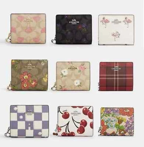 Neu mit Etikett Coach Geldbörse mit Druckknopf aus charakteristischem Leder mit Herz-/Blumen-/Kirschendruck - Bild 1 von 63