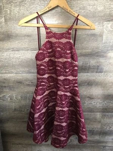 ANGL Junior lila weinrot Spitze Overlay Minikleid formell Abschlussball niedriger Rücken Gr. M - Bild 1 von 10