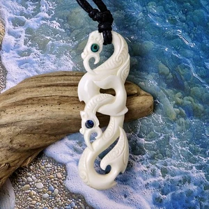 Maori Doppel Manaia Fisch Haken Wahrheitssucher Anhänger Halskette Hei Matau Viel Glück - Bild 1 von 4