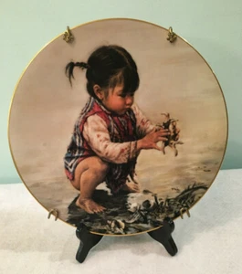 Placa de coleccionista artista de colección NIÑA CON CONCHAS MARINAS Kee Fung Ng Children of Aberdeen - Imagen 1 de 9