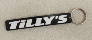 Tilly's Schlüsselanhänger Taschenanhänger schwarz Gummi Keychain weißer Schriftzug GEBRAUCHT - Bild 1 von 4