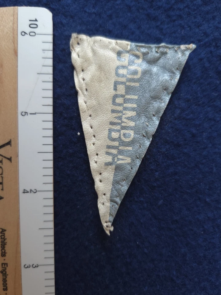 c1910 L51 Banderín de cuero tabaco en forma de UNIVERSIDAD DE COLOMBIA  Foto 1 de 1