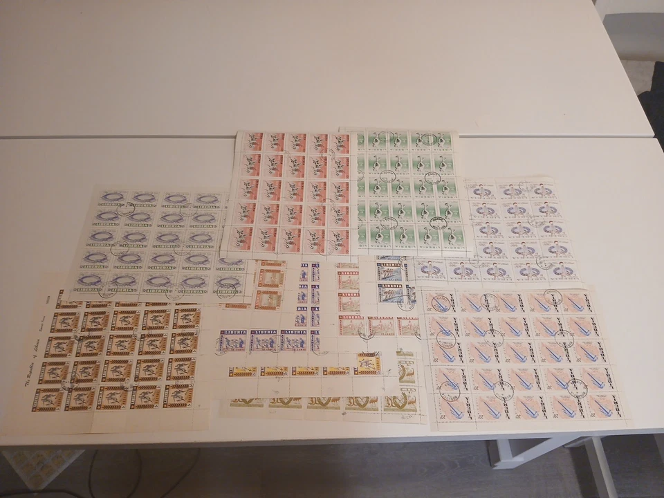 12 hojas completas de sellos de Liberia OLIMPIADAS cuenta total equivale a 300 estampillas  Foto 1 de 4