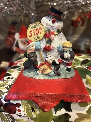 复古长袜架衣架雪人带“圣诞老人停在这里”标志和儿童 — 第 1/4 张图片