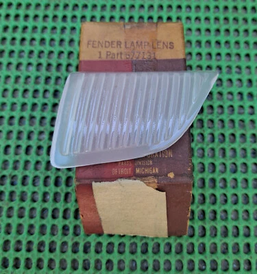 1937 Chrysler Royal DeSoto S3 NOS MoPar Right FENDER LAMP LENS - Imagem 1 de 2