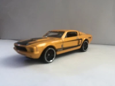 Hot Wheels 2011 Mystery Models 67 Shelby GT 500.    Foto 1 de 2