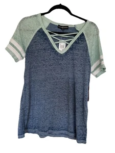 Neu mit Etikett Almost Famous T-Shirt mit V-Ausschnitt - blau und neuwertig Größe Large - Bild 1 von 3