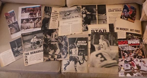 Revistas deportivas y recortes de hockey de la NHL SI; olímpicas; Gordie Howe; Dave Keon; en muy buen estado+ - Imagen 1 de 6