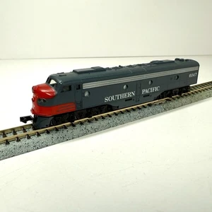 N Scale Con-Cor Southern Pacific Bloody Nose EMD E8 Diesel Locomotive RUNS - Picture 1 of 12
